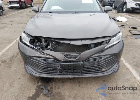 2018 Toyota Camry Le z USA, uszkodzony, nr VIN 4T1B11HK4JU574334
